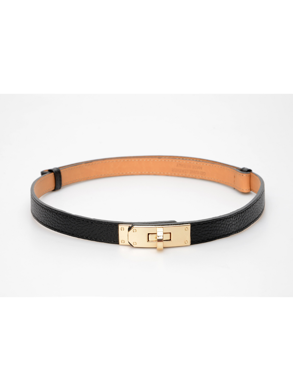 De zwarte riem met het goudkleurige draaislot