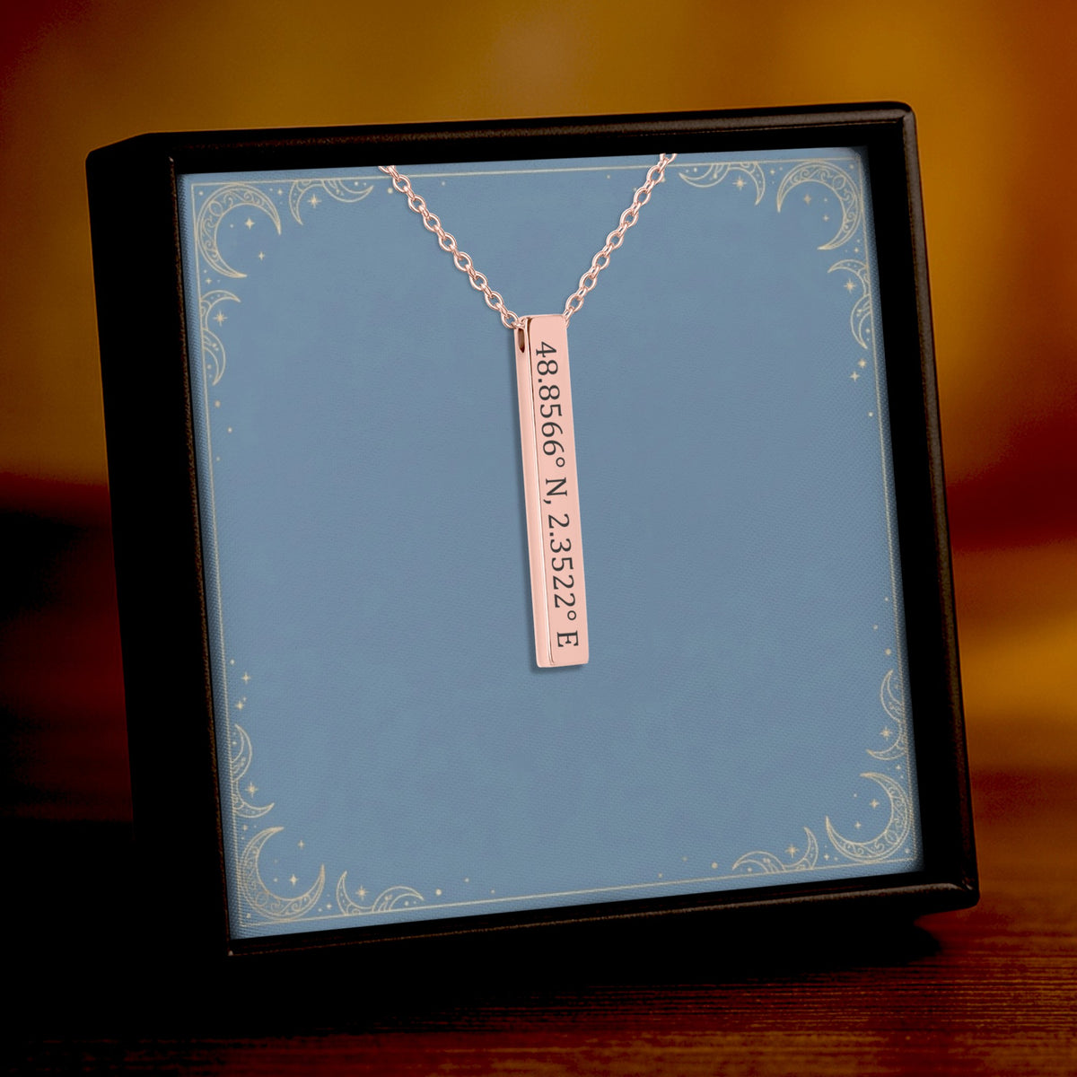 De 3D-staafketting in roségoud, in een geschenkdoosje