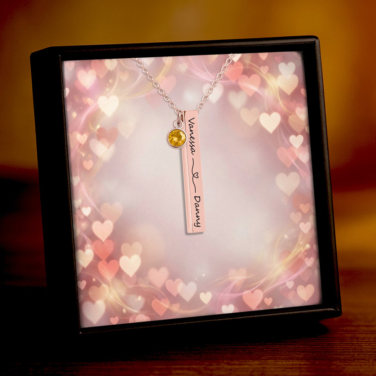 De 3D-staafketting met geboortesteen in roségoud, in een geschenkdoosje