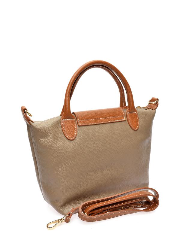 De taupekleurige handtas van achteren