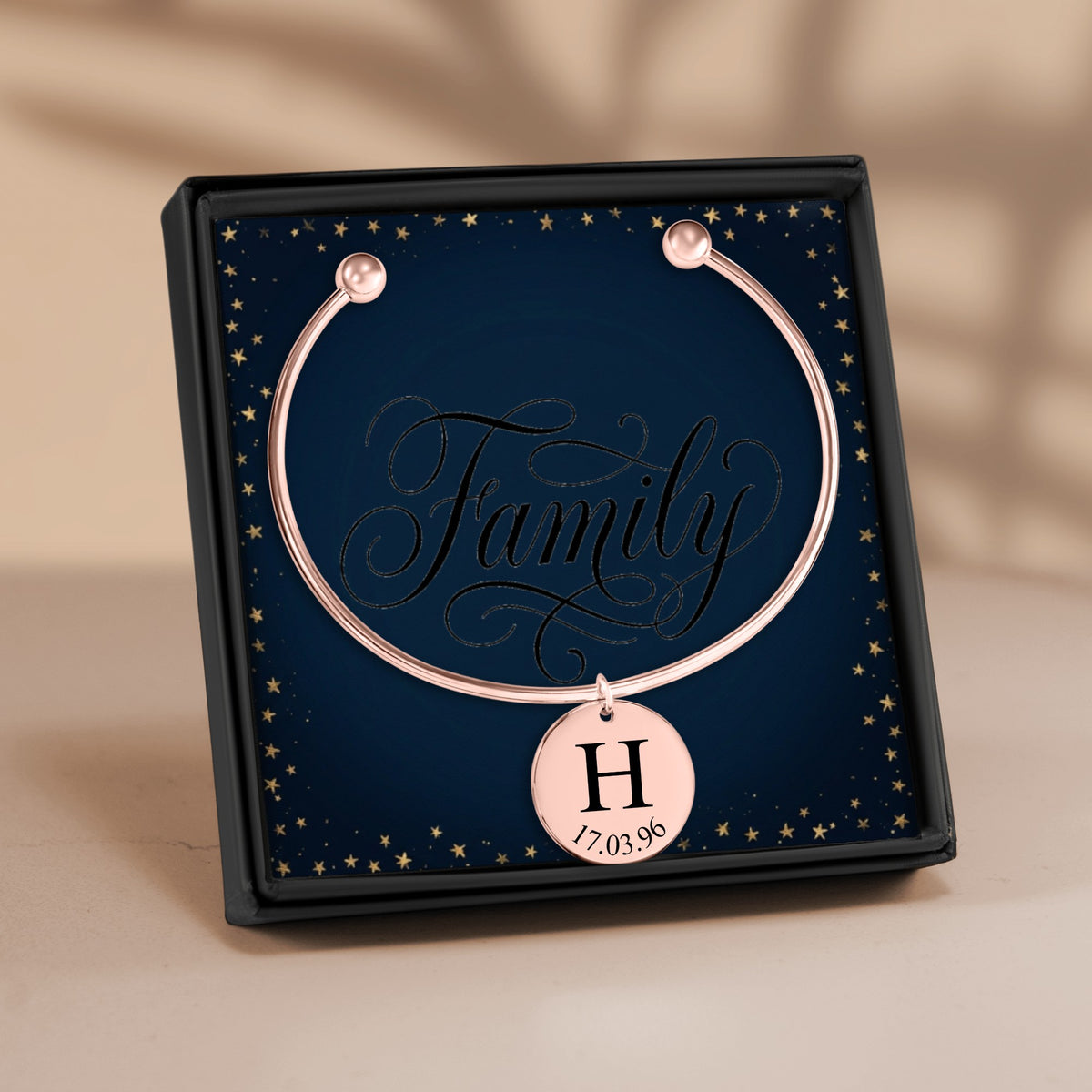De bangle met gegraveerde hanger in roségoud, in een geschenkdoosje