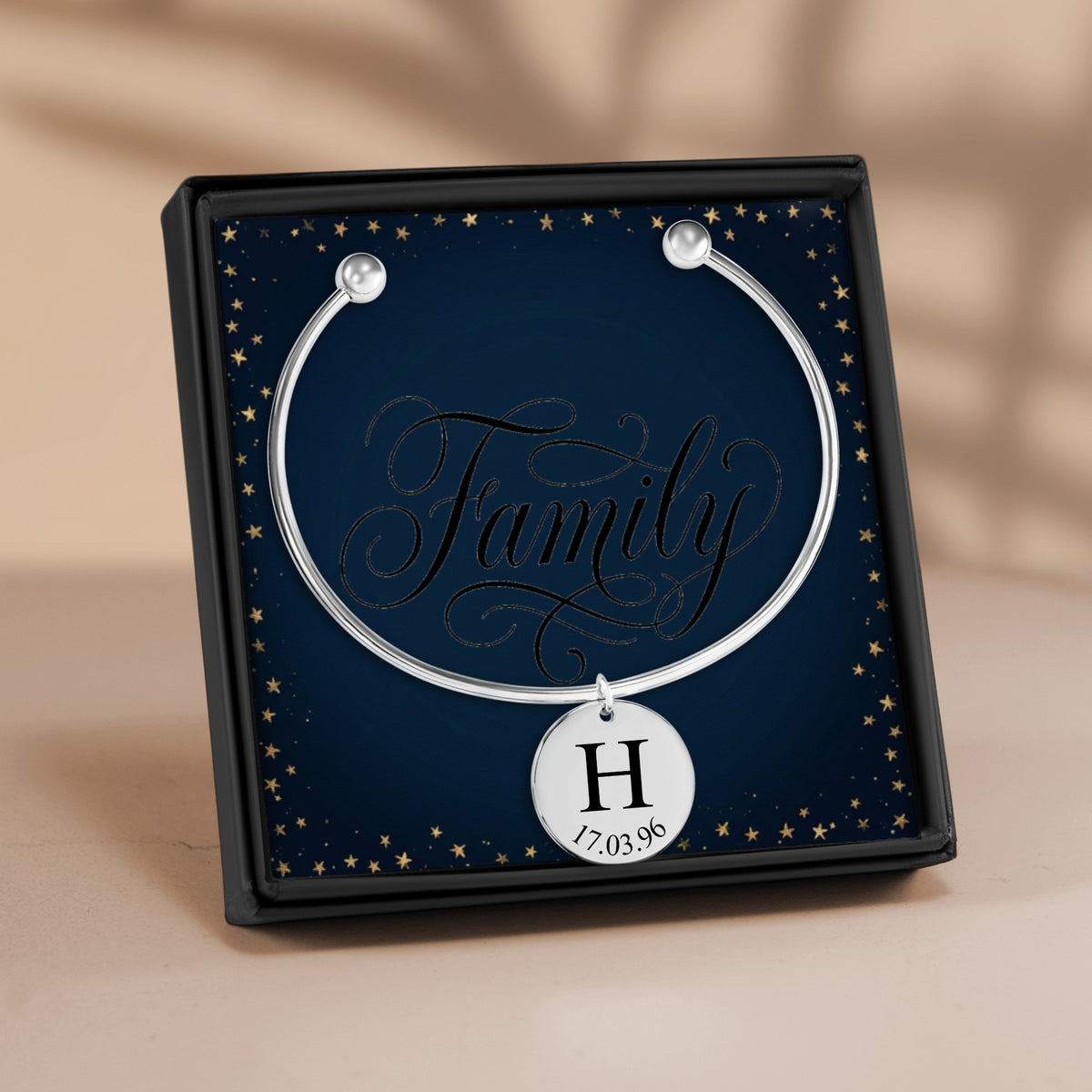 De bangle met gegraveerde hanger in zilverkleur, in een geschenkdoosje