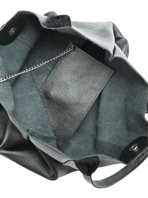 Blik in de open zwarte shopper