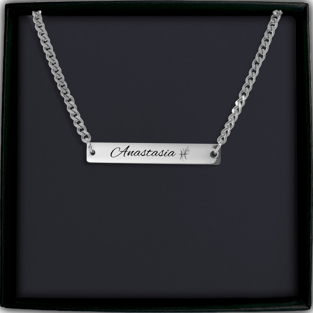 De cuban link ketting met gegraveerde staaf in zilverkleur, in een geschenkdoosje