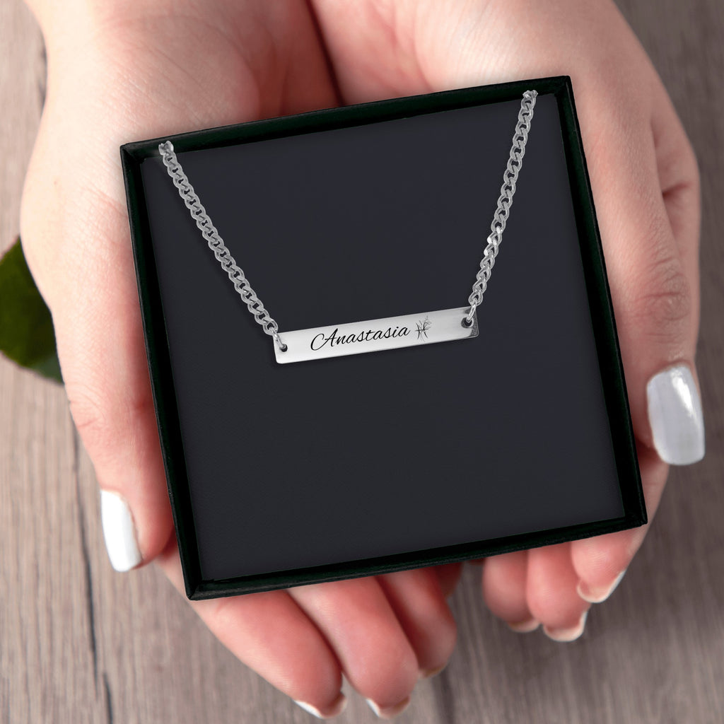 Het geschenkdoosje met de zilverkleurige cuban link ketting, in een hand