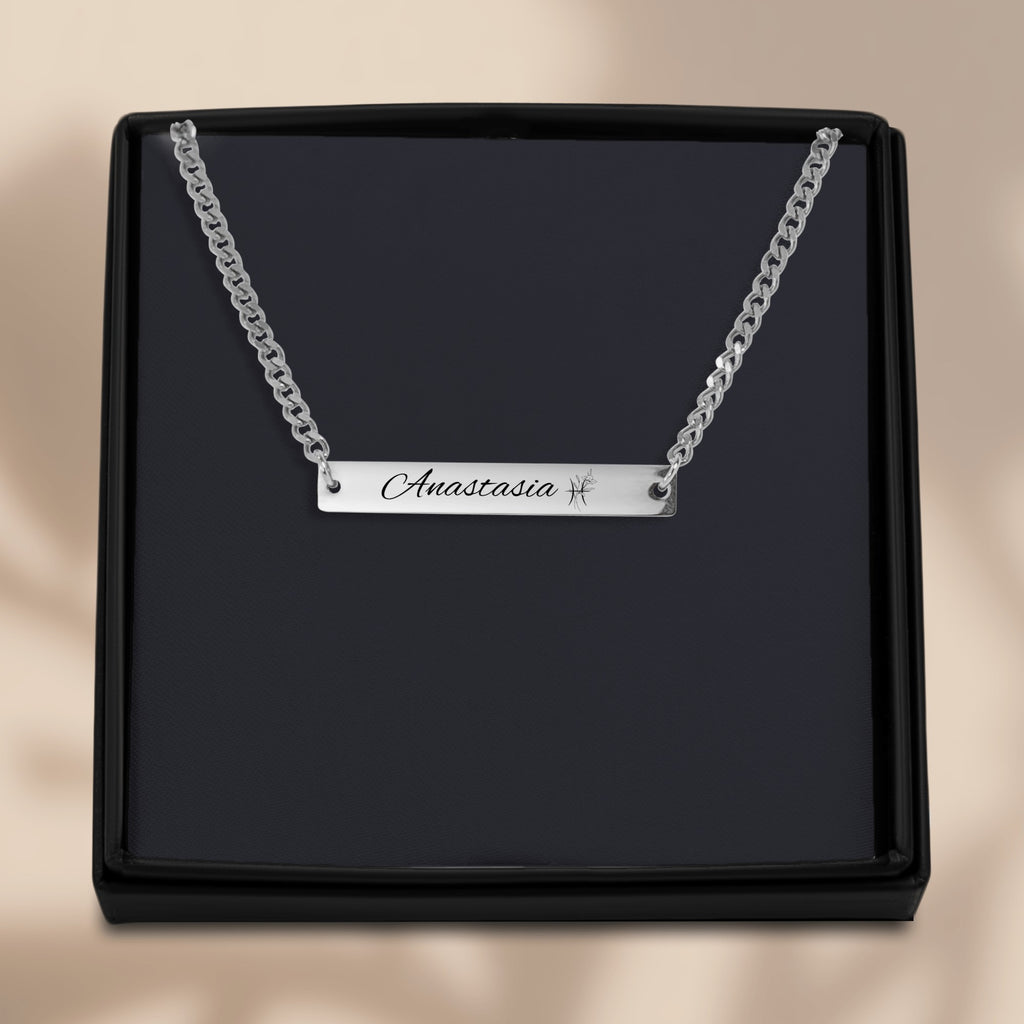 De zilverkleurige cuban link ketting met gegraveerde staaf in het geschenkdoosje, van bovenaf