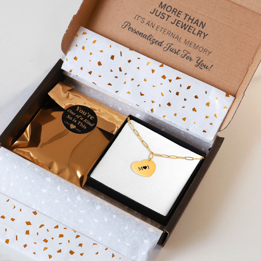 De gouden paperclipketting in de verzenddoos met kaartje