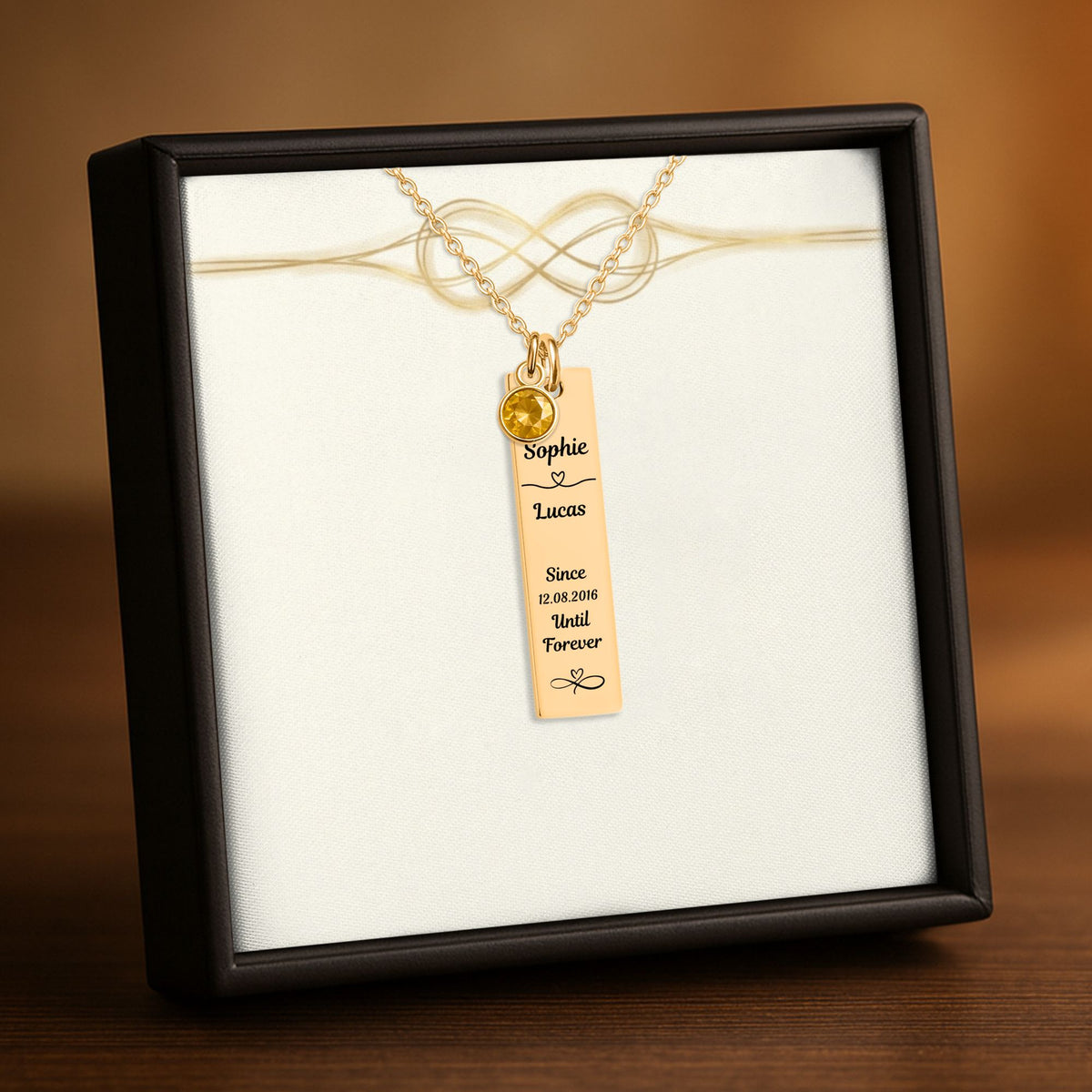De staafketting met geboortesteen in goud, in een geschenkdoosje