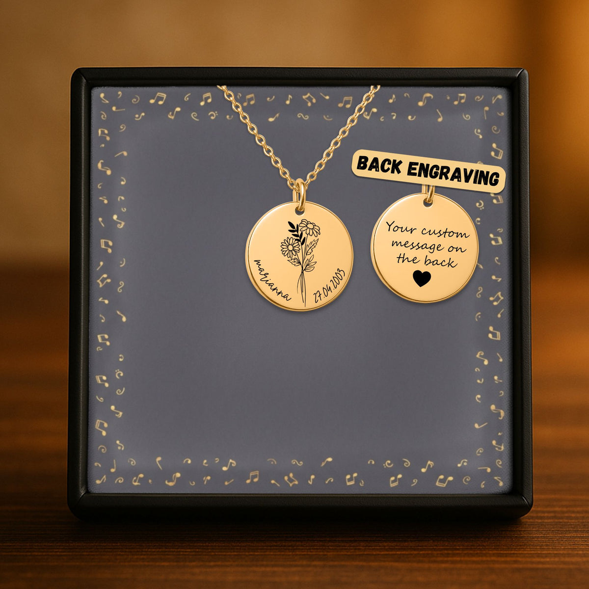 De gouden muntketting in het geschenkdoosje, met de achterkant ernaast