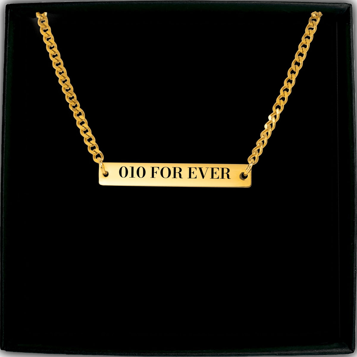De gouden cuban link ketting met 010 FOR EVER op de staaf, in een geschenkdoosje