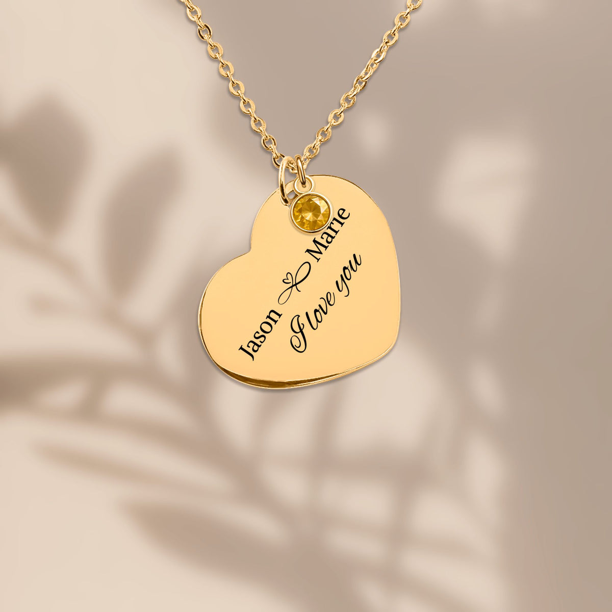 De gouden hartketting met geboortesteen, liggend van dichtbij