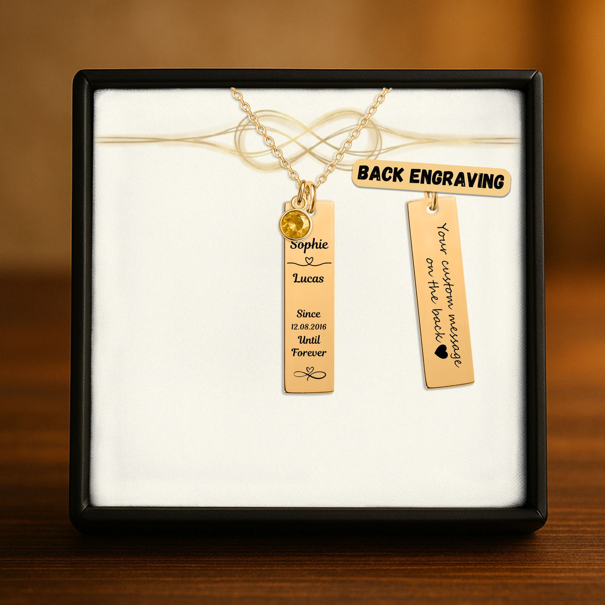 De gouden staafketting met geboortesteen in het geschenkdoosje, met de achterkant ernaast