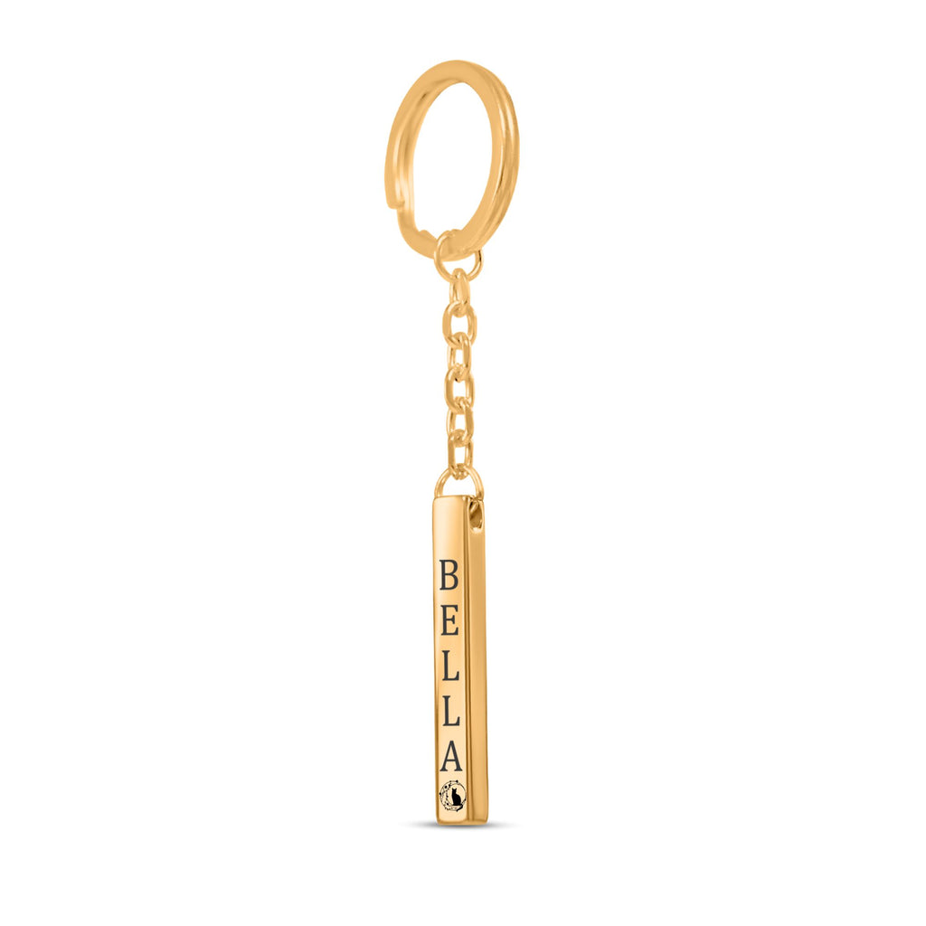 De gouden 3D-staafsleutelhanger met ring en ketting, tegen wit
