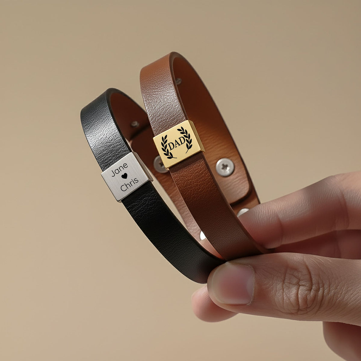 De herenarmband van kunstleer met gegraveerd plaatje