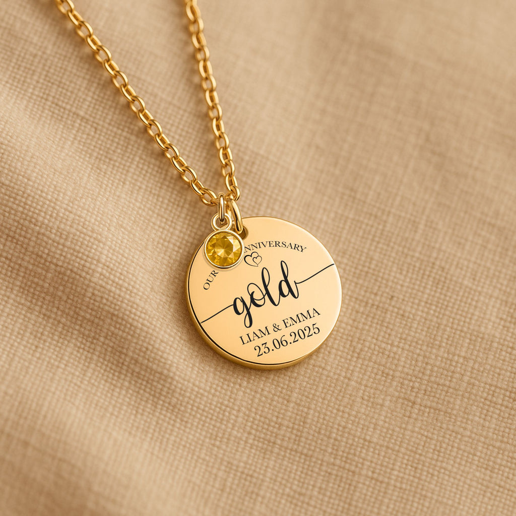 De gouden muntketting met geboortesteen, liggend van dichtbij