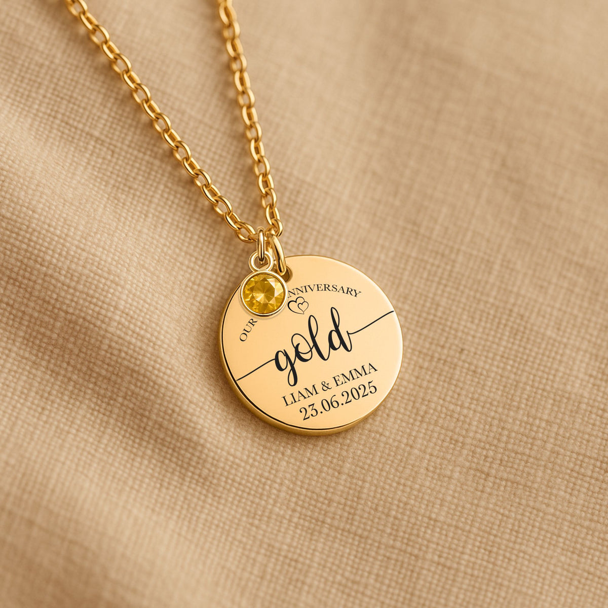 De gouden muntketting met geboortesteen, liggend van dichtbij