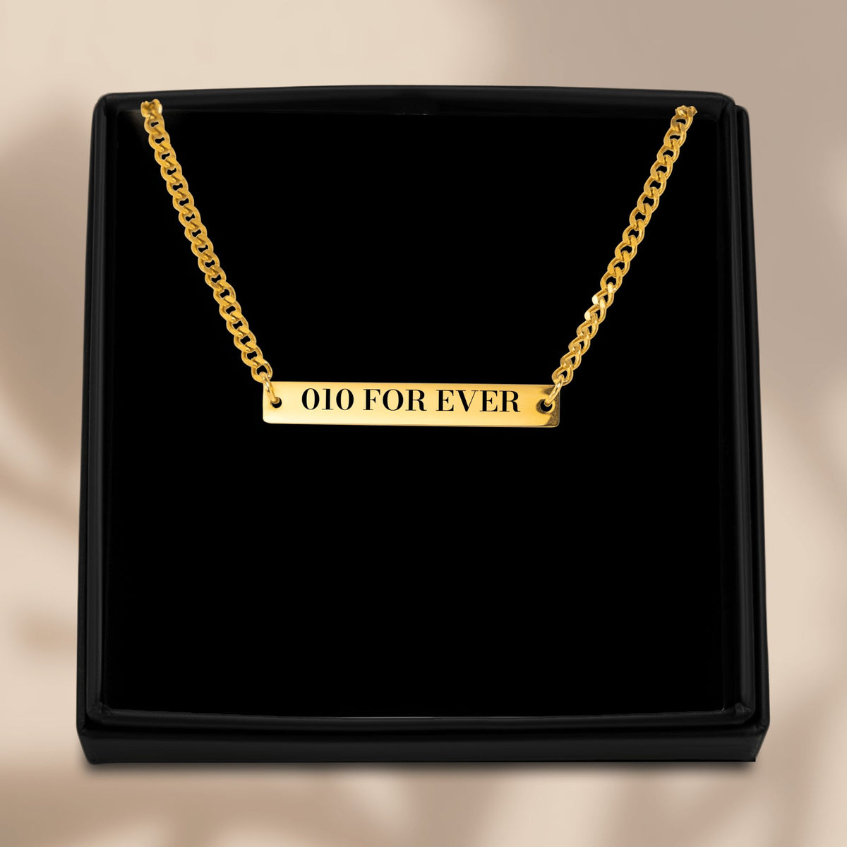 De gouden 010-ketting in het geschenkdoosje, van bovenaf