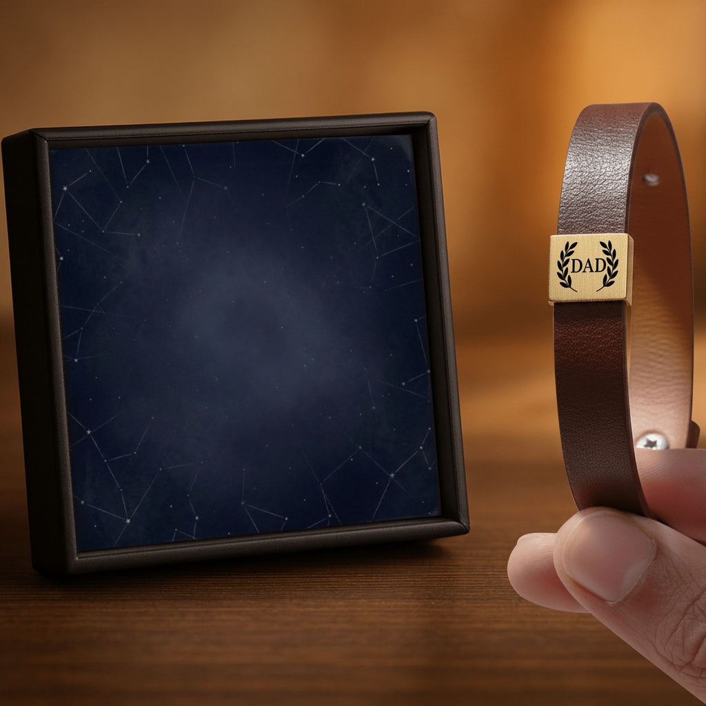 De herenarmband van kunstleer met gegraveerd plaatje