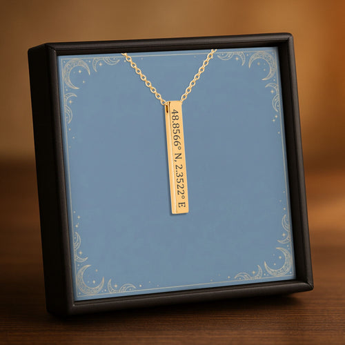 De 3D-staafketting in goud, in een geschenkdoosje