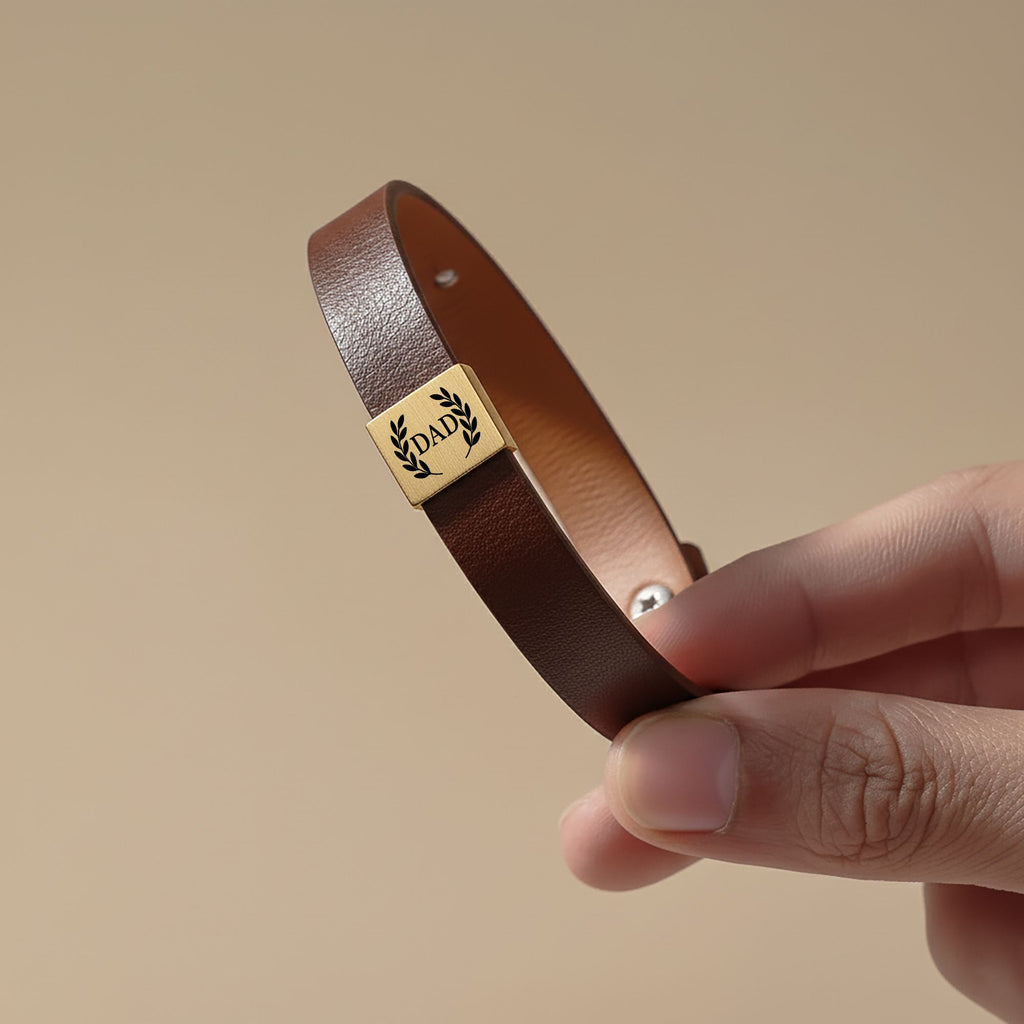 De herenarmband van kunstleer met gegraveerd plaatje
