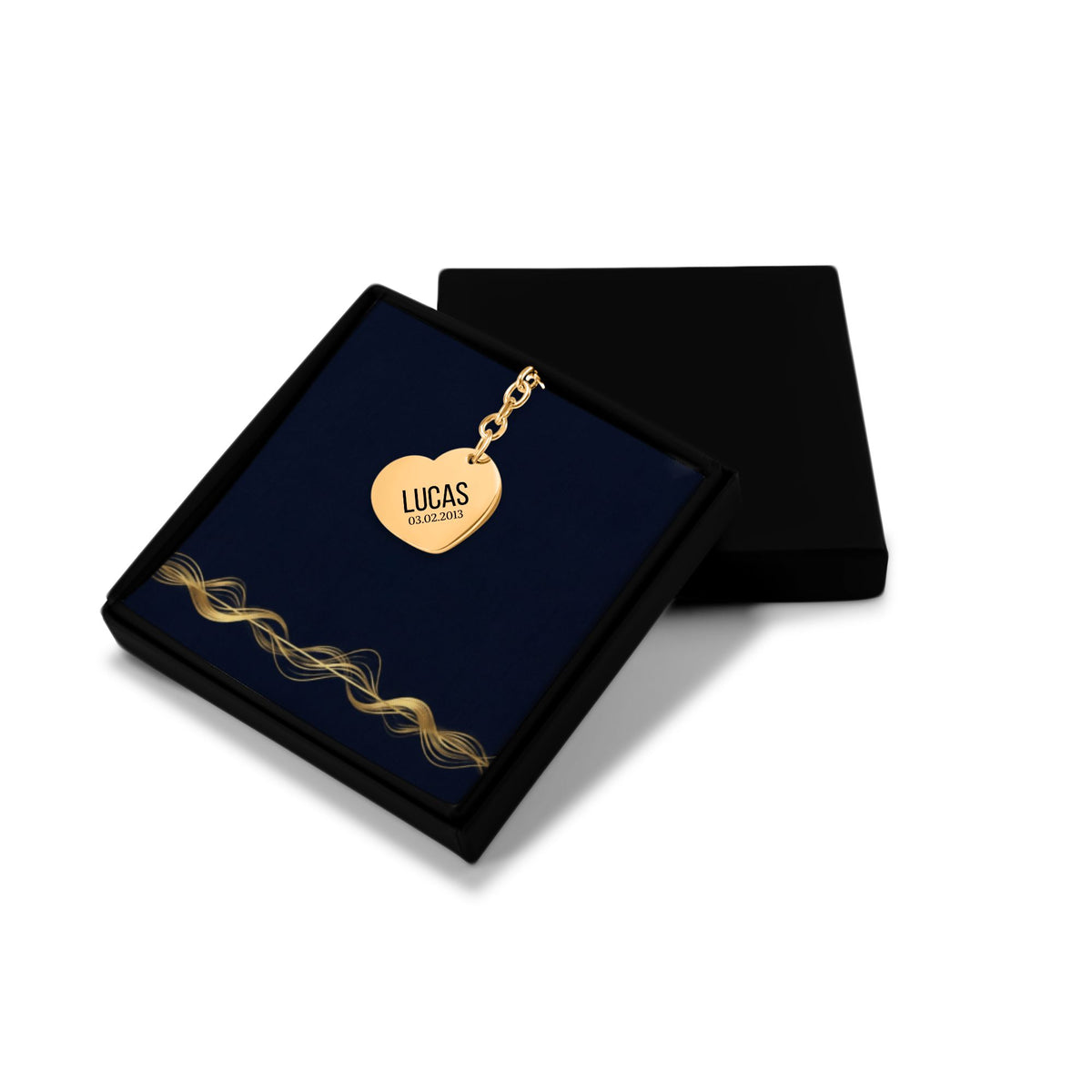 Het geschenkdoosje met de gouden hartvormige sleutelhanger, met het deksel ernaast