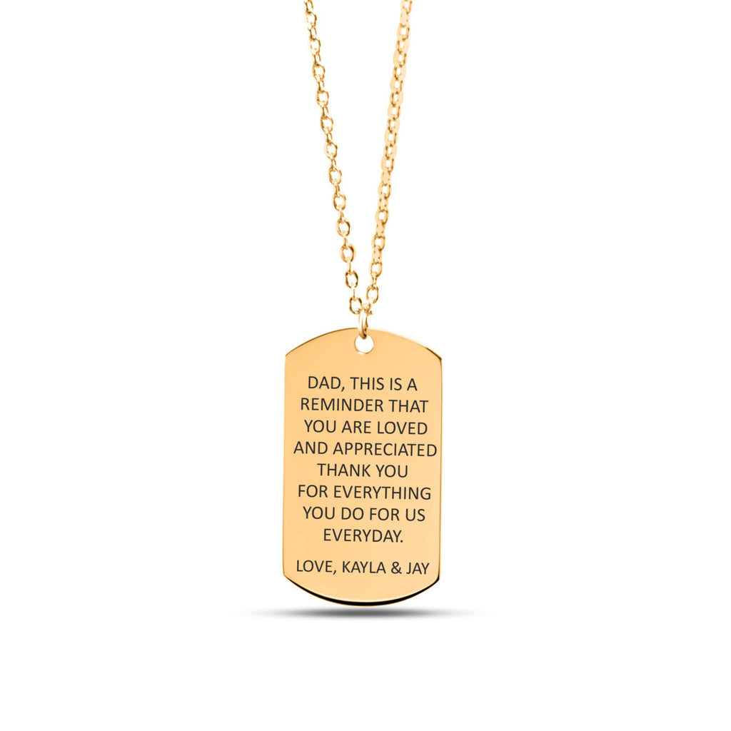 De gouden ketting met gegraveerd plaatje, tegen een witte achtergrond