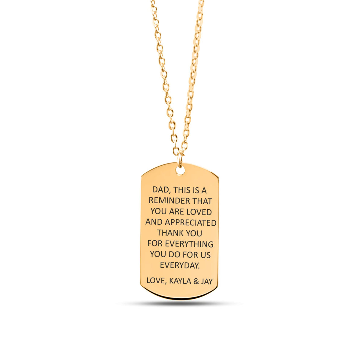 De gouden ketting met gegraveerd plaatje, tegen een witte achtergrond