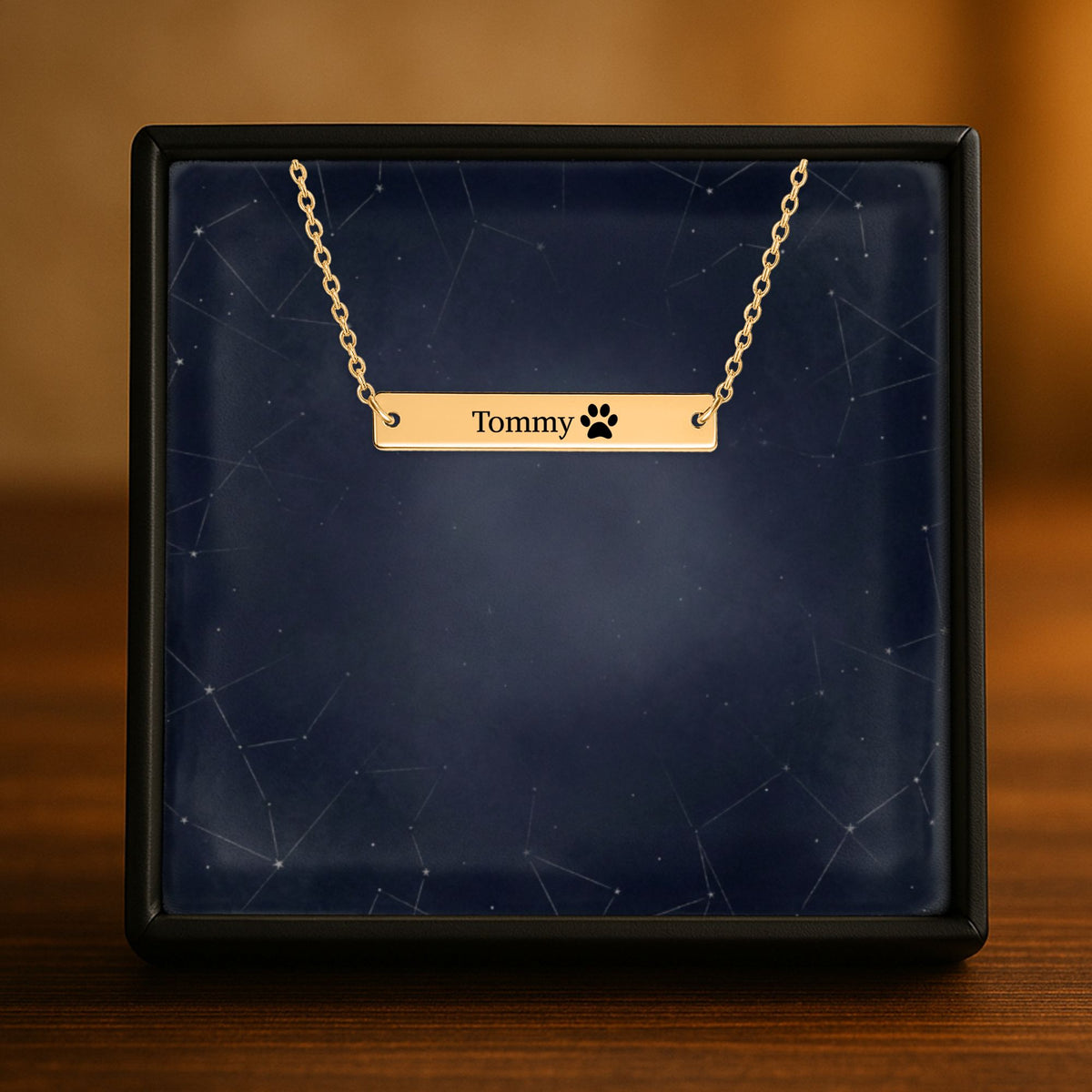 De gouden horizontale staafketting in het geschenkdoosje, van dichtbij