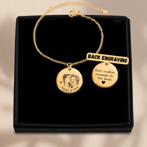 De muntarmband met gegraveerde munt in goud, in een geschenkdoosje, met de achterkant ernaast