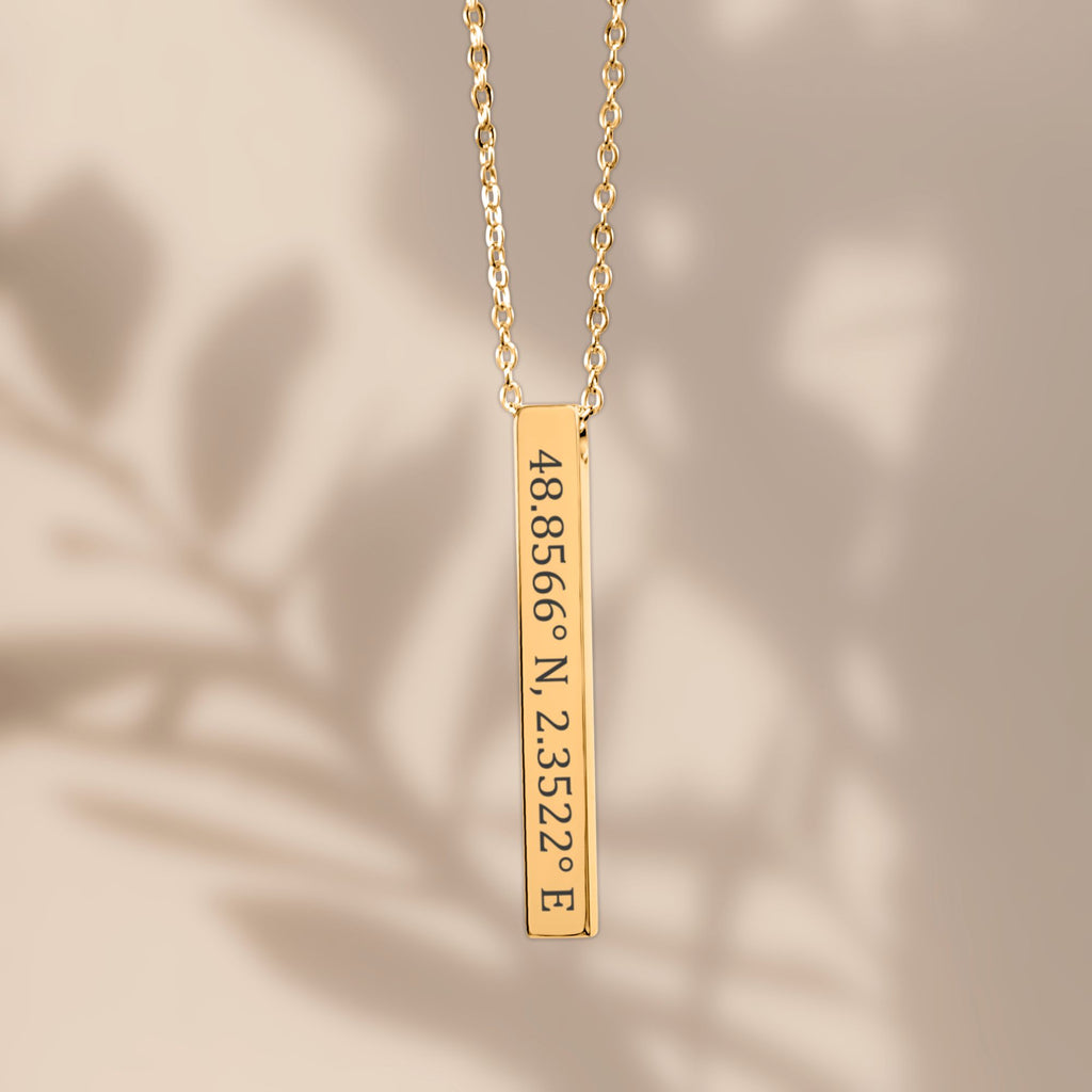 De gouden 3D-staafketting, hangend van dichtbij