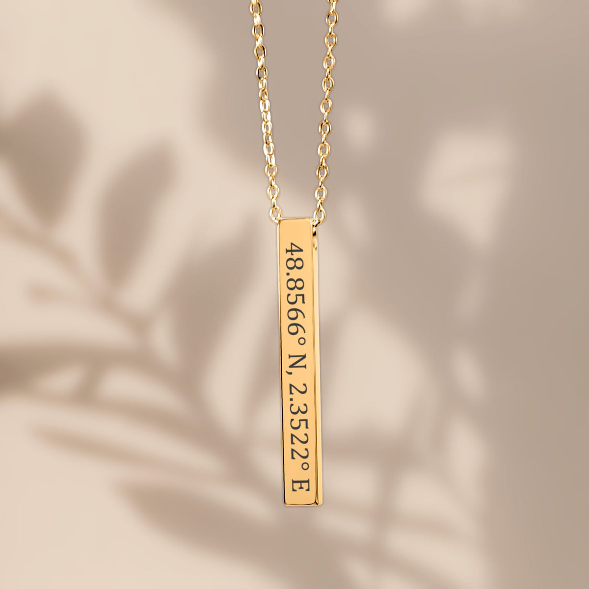 De gouden 3D-staafketting, hangend van dichtbij