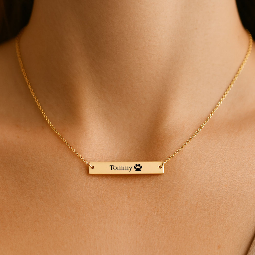 De gouden horizontale staafketting om de hals gedragen