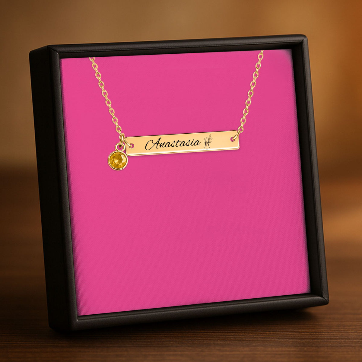 De horizontale staafketting met geboortesteen in goud, in een geschenkdoosje