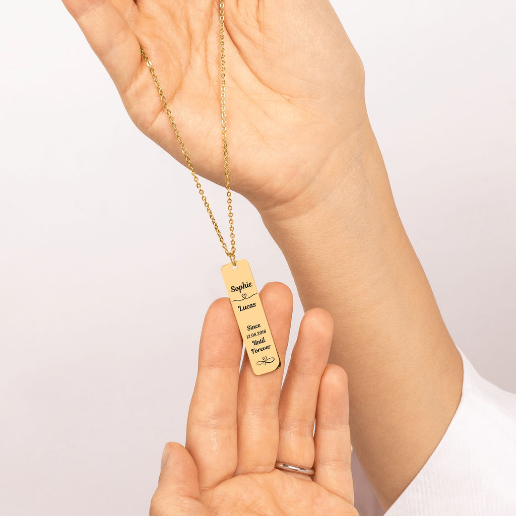 De gouden staafketting, in de hand gehouden