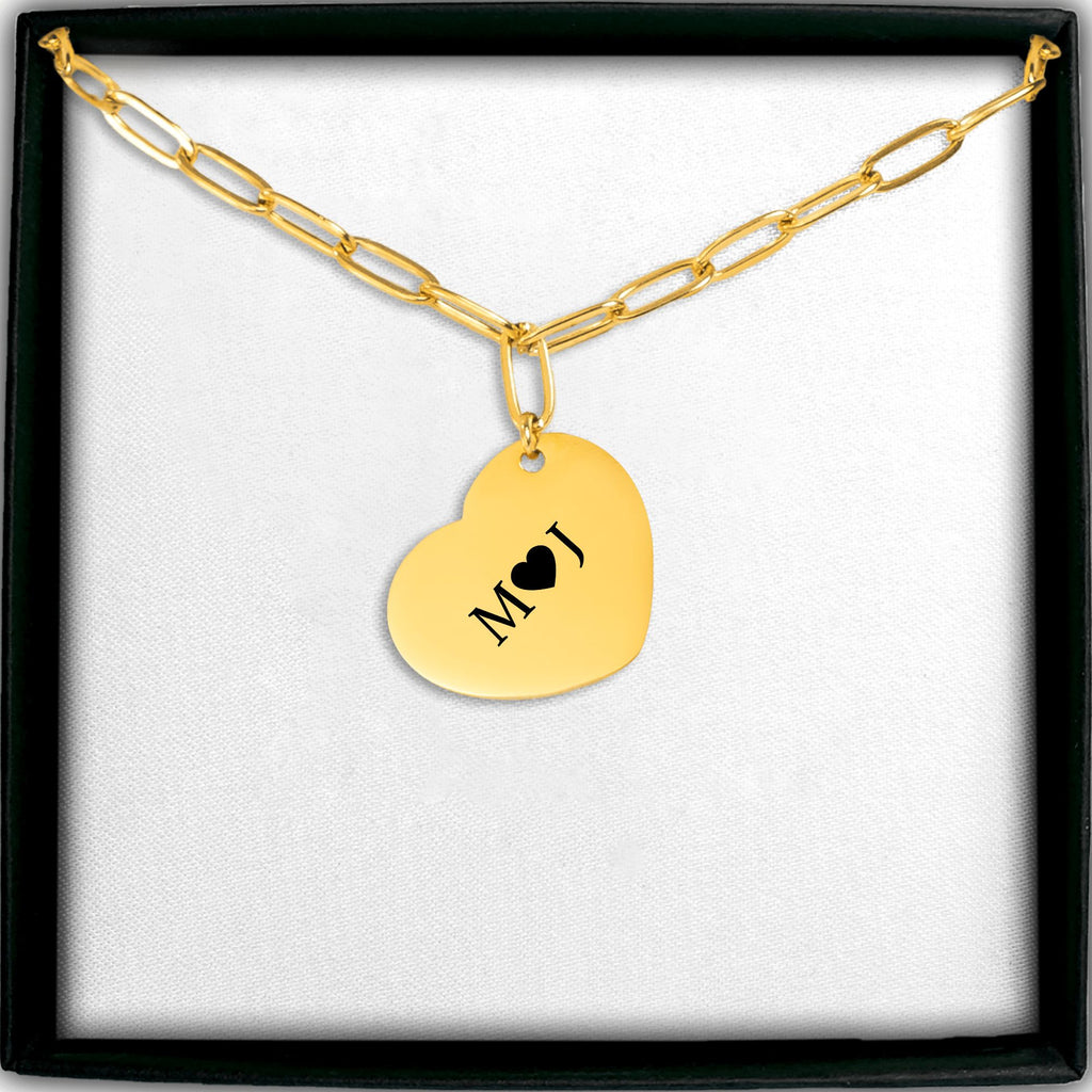 De paperclipketting met gegraveerd hartje in goud, in een geschenkdoosje
