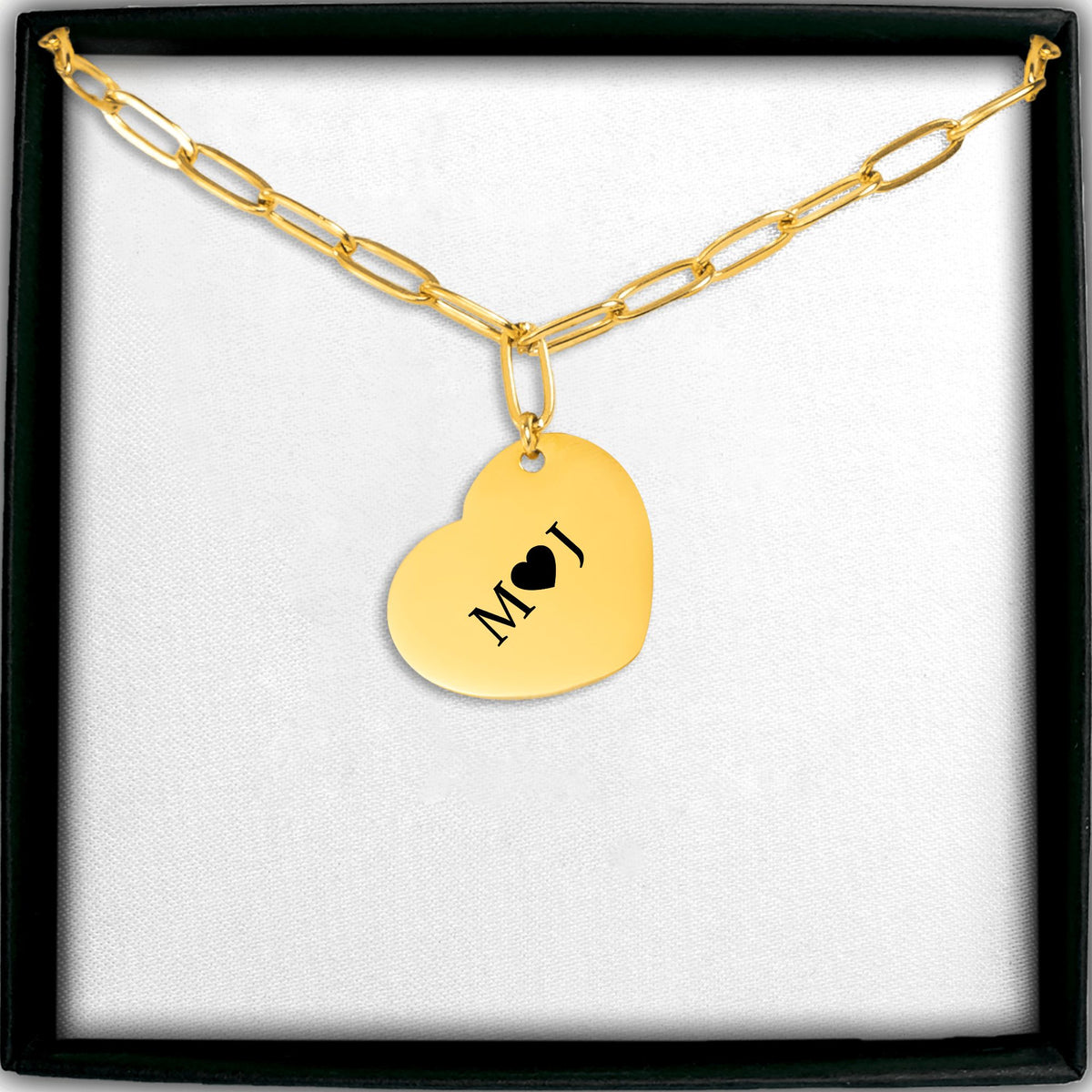 De paperclipketting met gegraveerd hartje in goud, in een geschenkdoosje