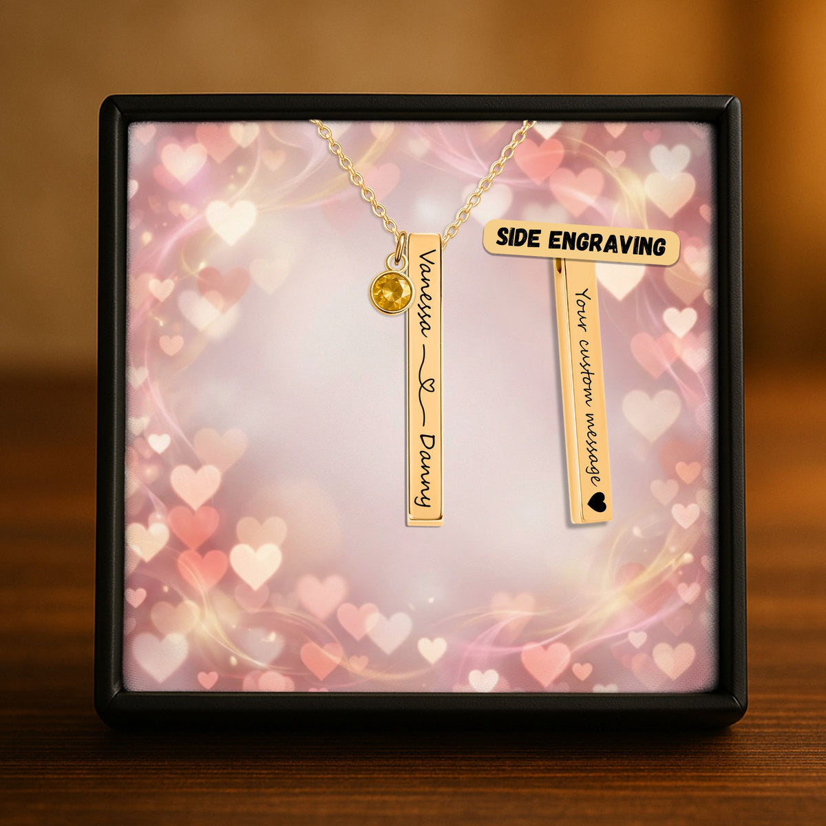 De gouden 3D-staafketting met geboortesteen in het geschenkdoosje, met de tweede zijde ernaast