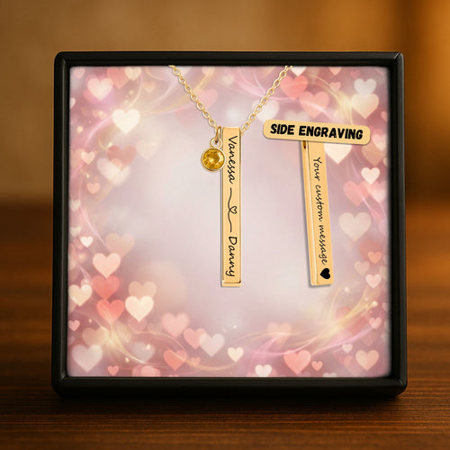 De gouden 3D-staafketting met geboortesteen in het geschenkdoosje, met de tweede zijde ernaast