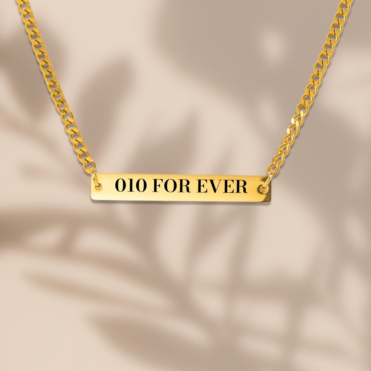 De gouden cuban link ketting met 010 FOR EVER, hangend van dichtbij