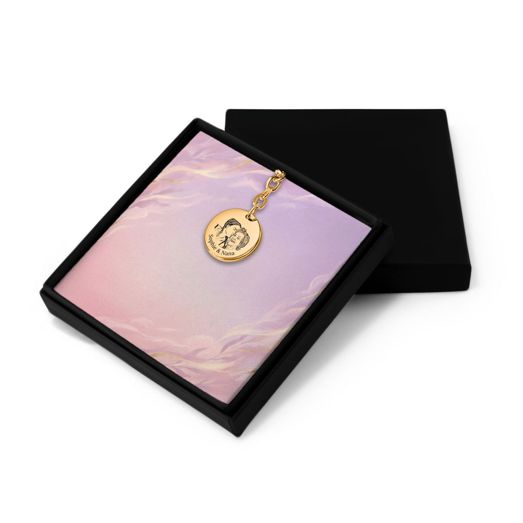Het geschenkdoosje met de gouden muntsleutelhanger, met het deksel ernaast