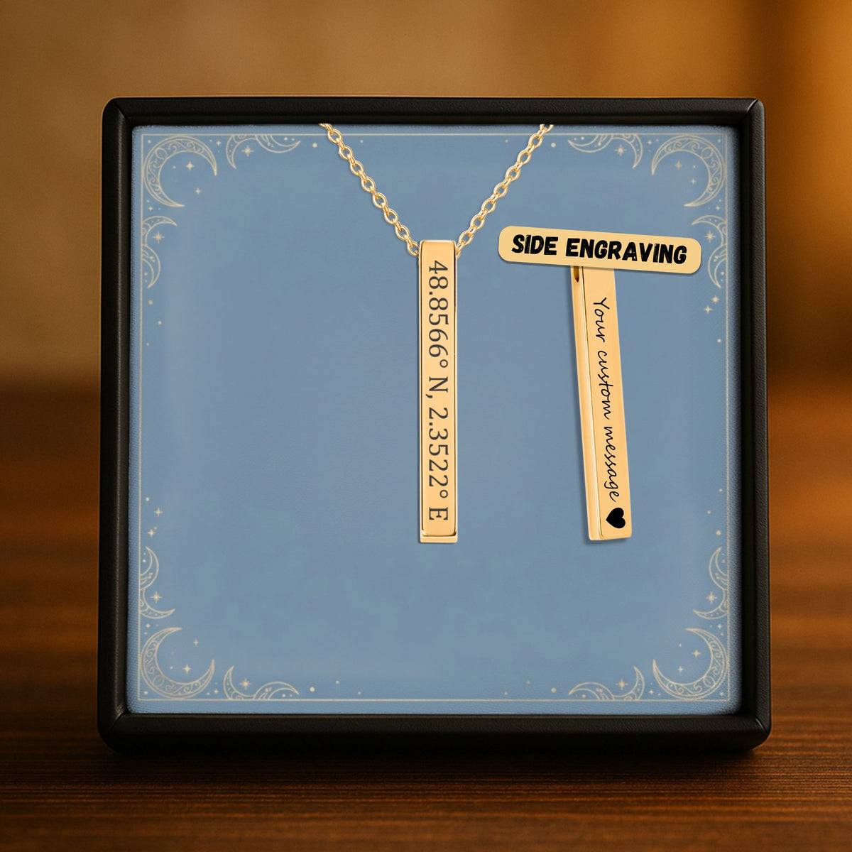 De gouden 3D-staafketting in het geschenkdoosje, met de tweede zijde ernaast