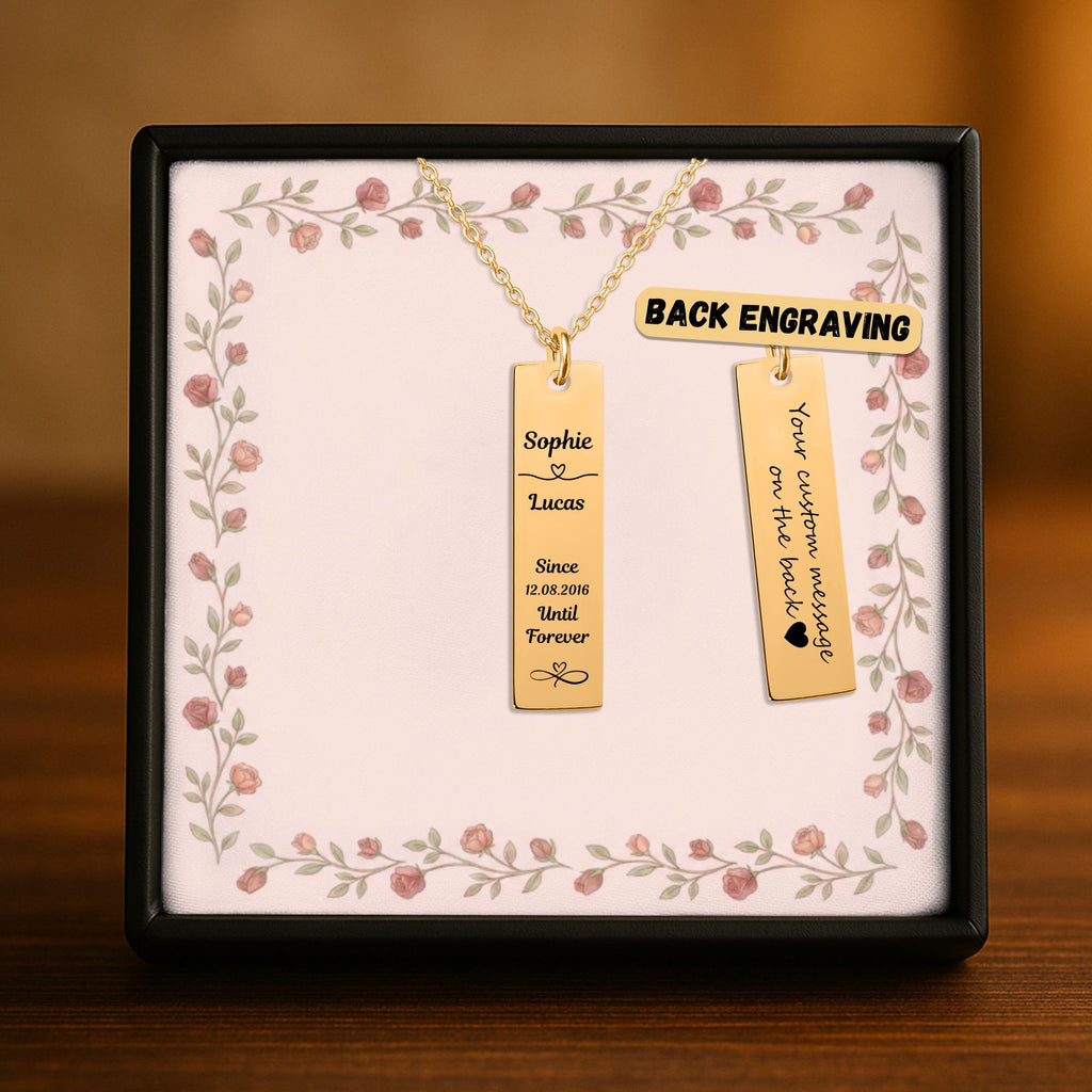 De gouden staafketting in het geschenkdoosje, met de achterkant ernaast