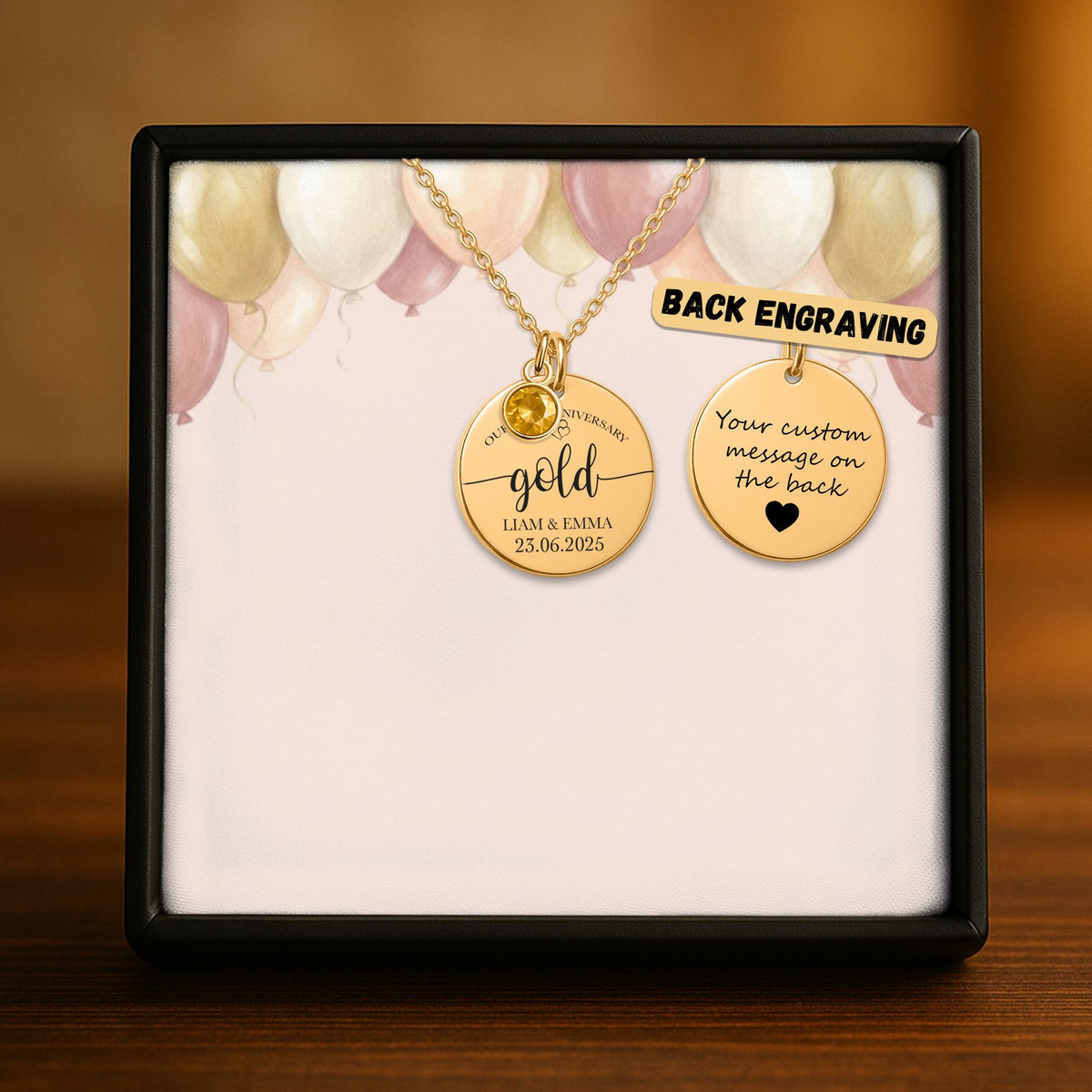 De gouden muntketting met geboortesteen in het geschenkdoosje, met de achterkant ernaast