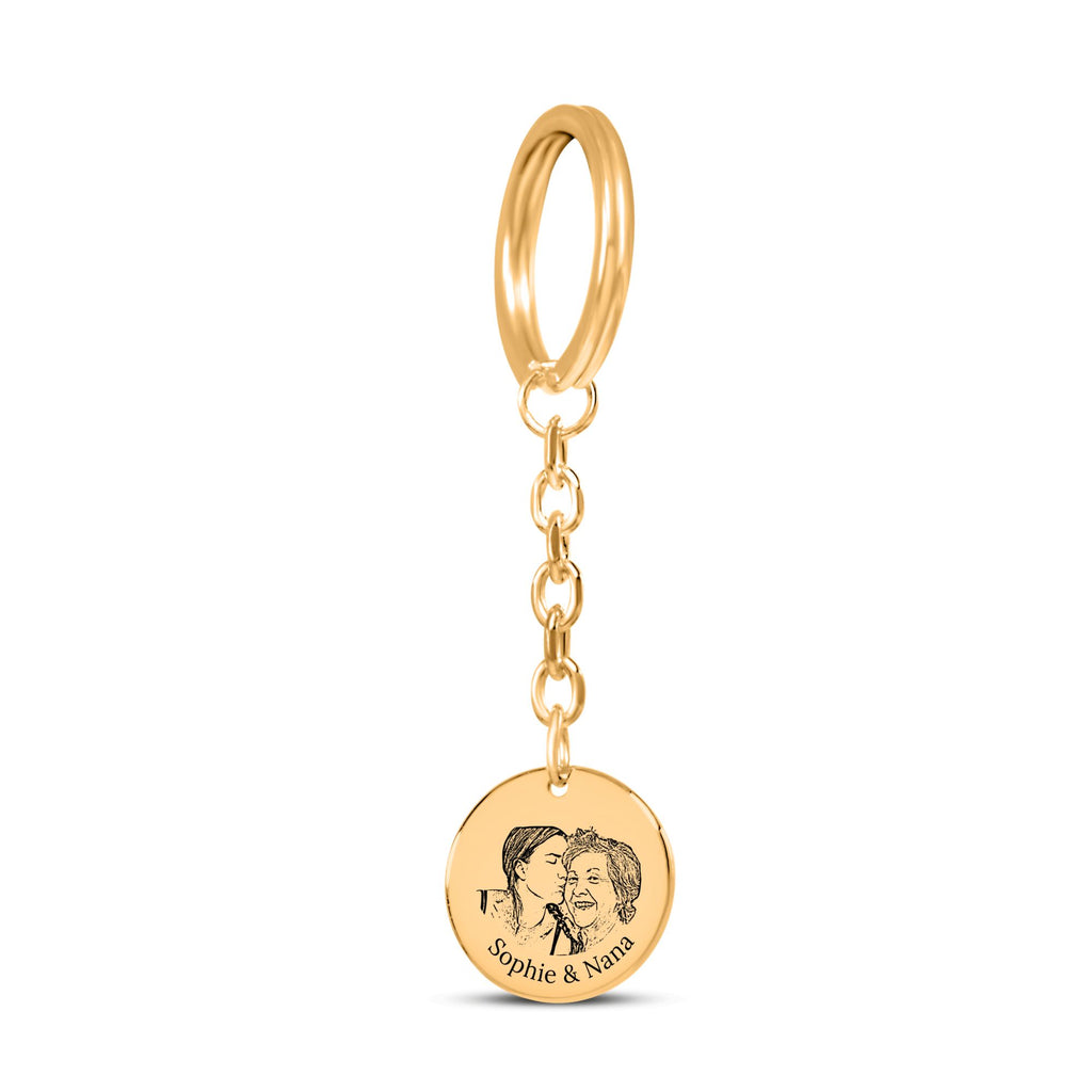 De gouden muntsleutelhanger met lijnportret met ring en ketting, tegen wit