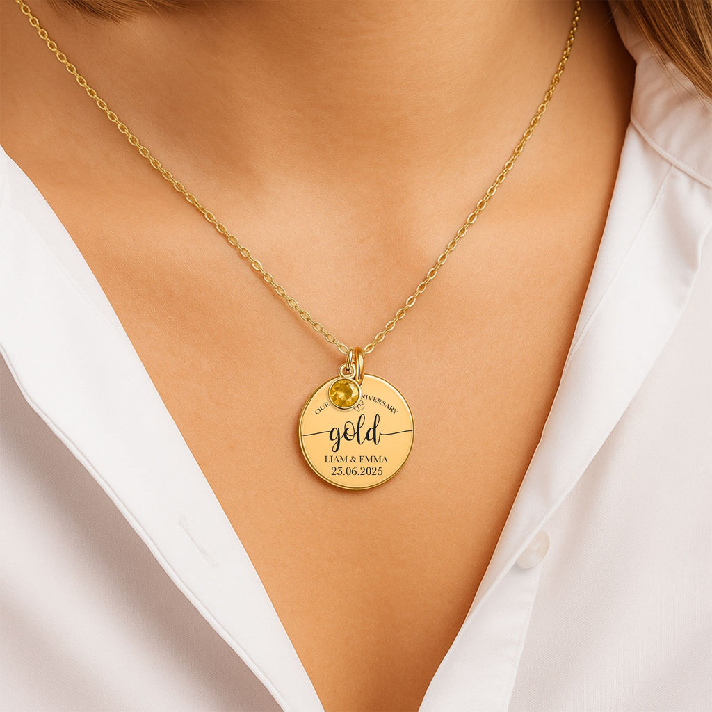 De gouden muntketting met geboortesteen om de hals gedragen