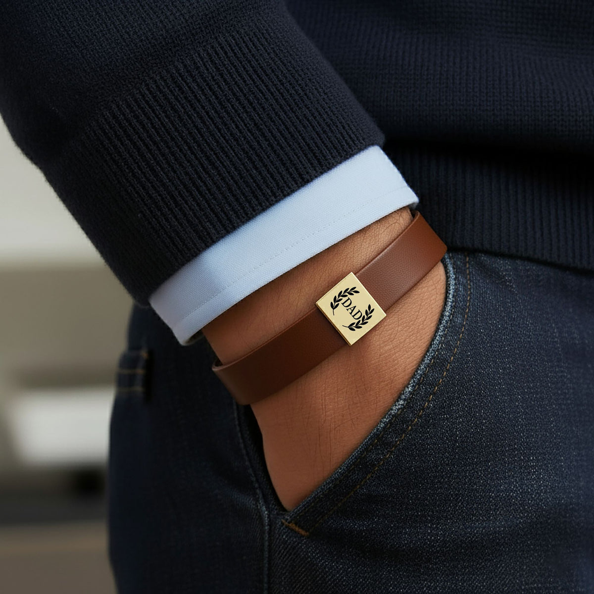 De herenarmband van kunstleer met gegraveerd plaatje
