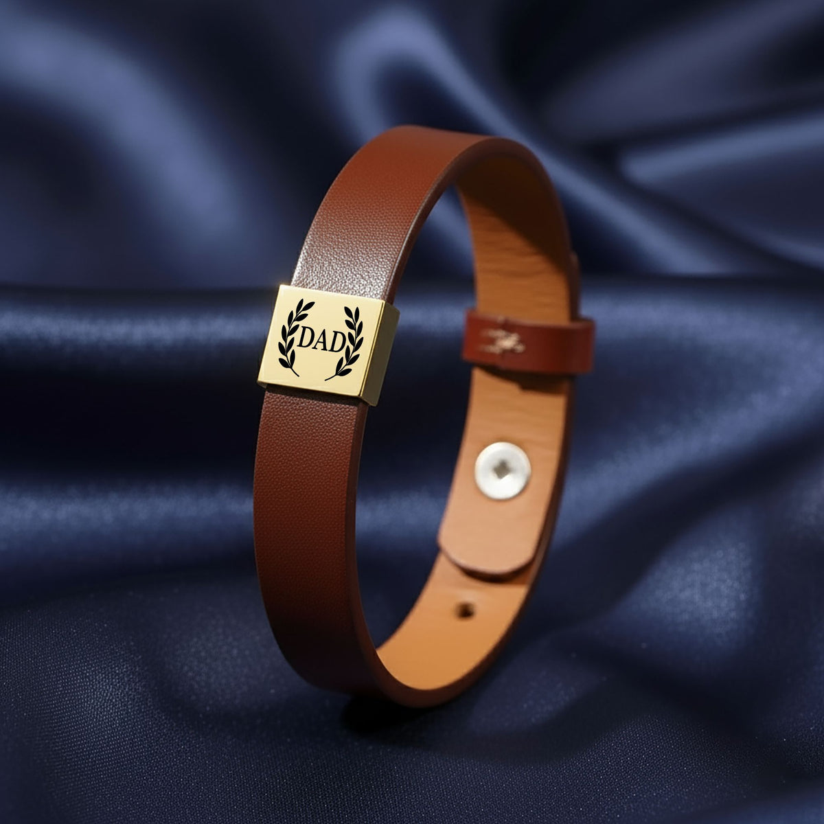 De herenarmband van kunstleer met gegraveerd plaatje