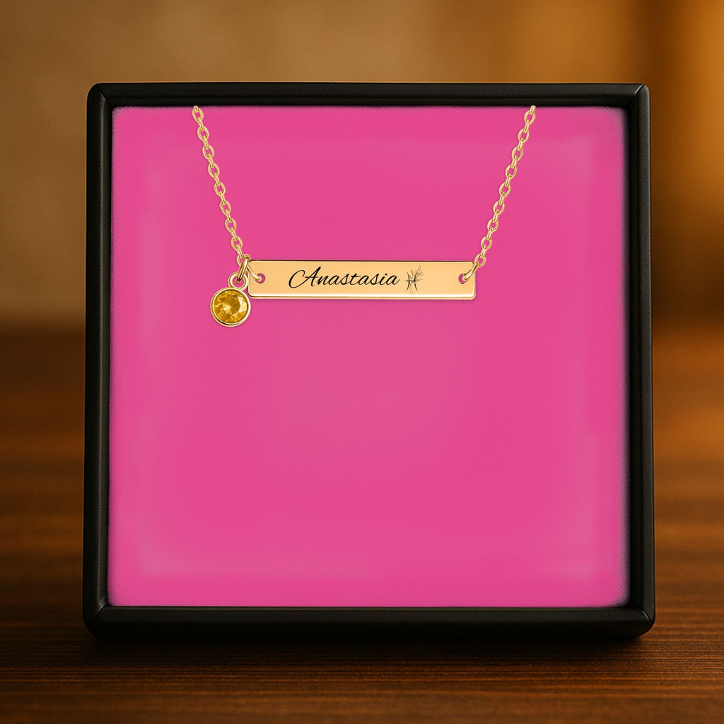 De gouden horizontale staafketting met geboortesteen in het geschenkdoosje, met de achterkant ernaast