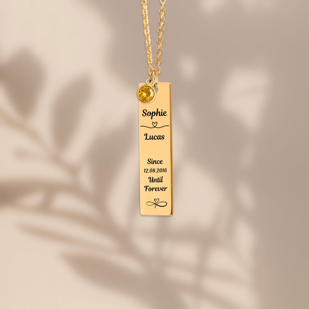 De gouden staafketting met geboortesteen, liggend van dichtbij