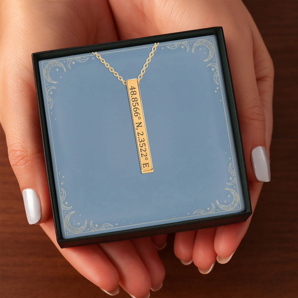 Het geschenkdoosje met de gouden 3D-staafketting, in twee handen